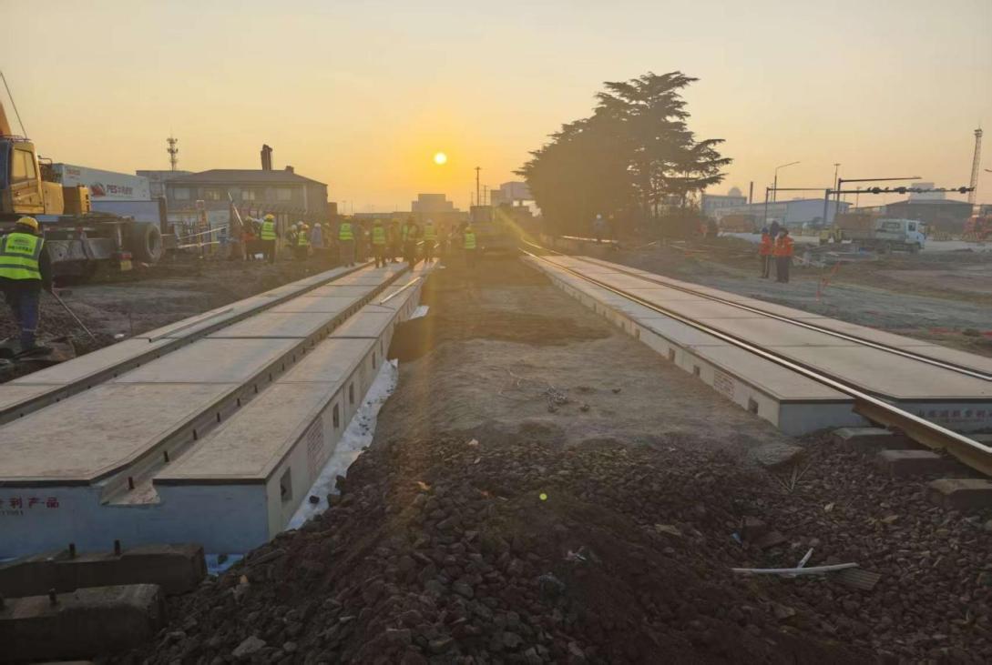 青岛港前湾港区北岸铁路扩能改造工程建设现场