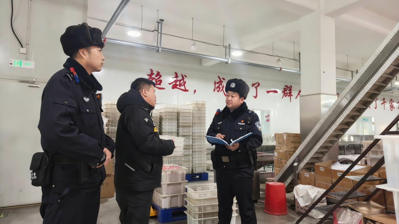 呼兰分局民警深入辖区企业开展安全检查