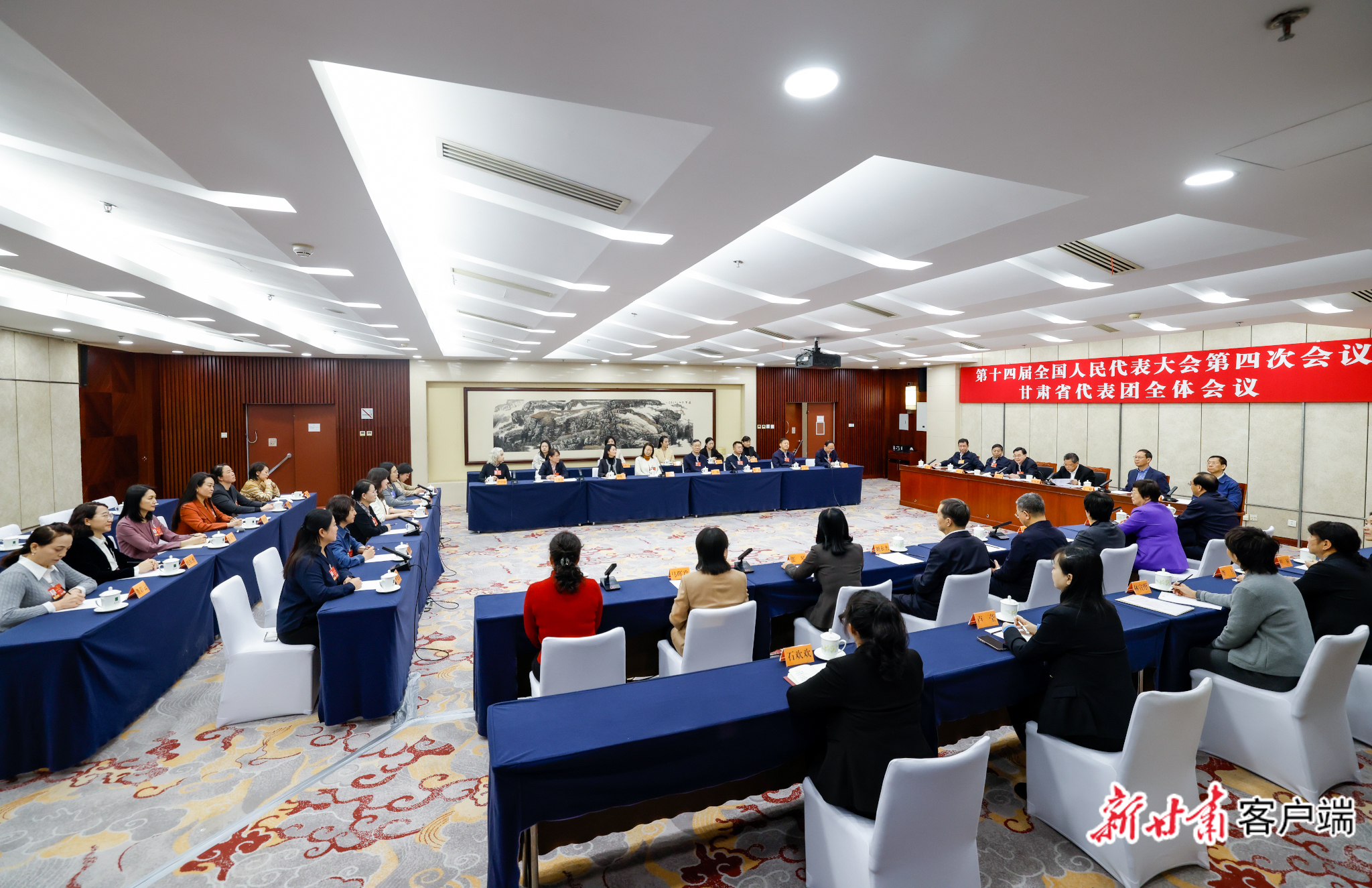 3月8日，在京出席十四届全国人大四次会议的全国人大代表、省委书记、省人大常委会主任胡昌升，全国人大代表、省委副书记、省长任振鹤在当天会议结束后召开座谈会，代表省委、省人大常委会、省政府、省政协，向参加全国两会的女代表、女委员、女记者、女工作人员以及全省各族各界妇女和广大妇女工作者，致以节日祝福和美好祝愿，对大家的辛勤工作和付出表示感谢。新甘肃&middot;甘肃日报记者　孟捷