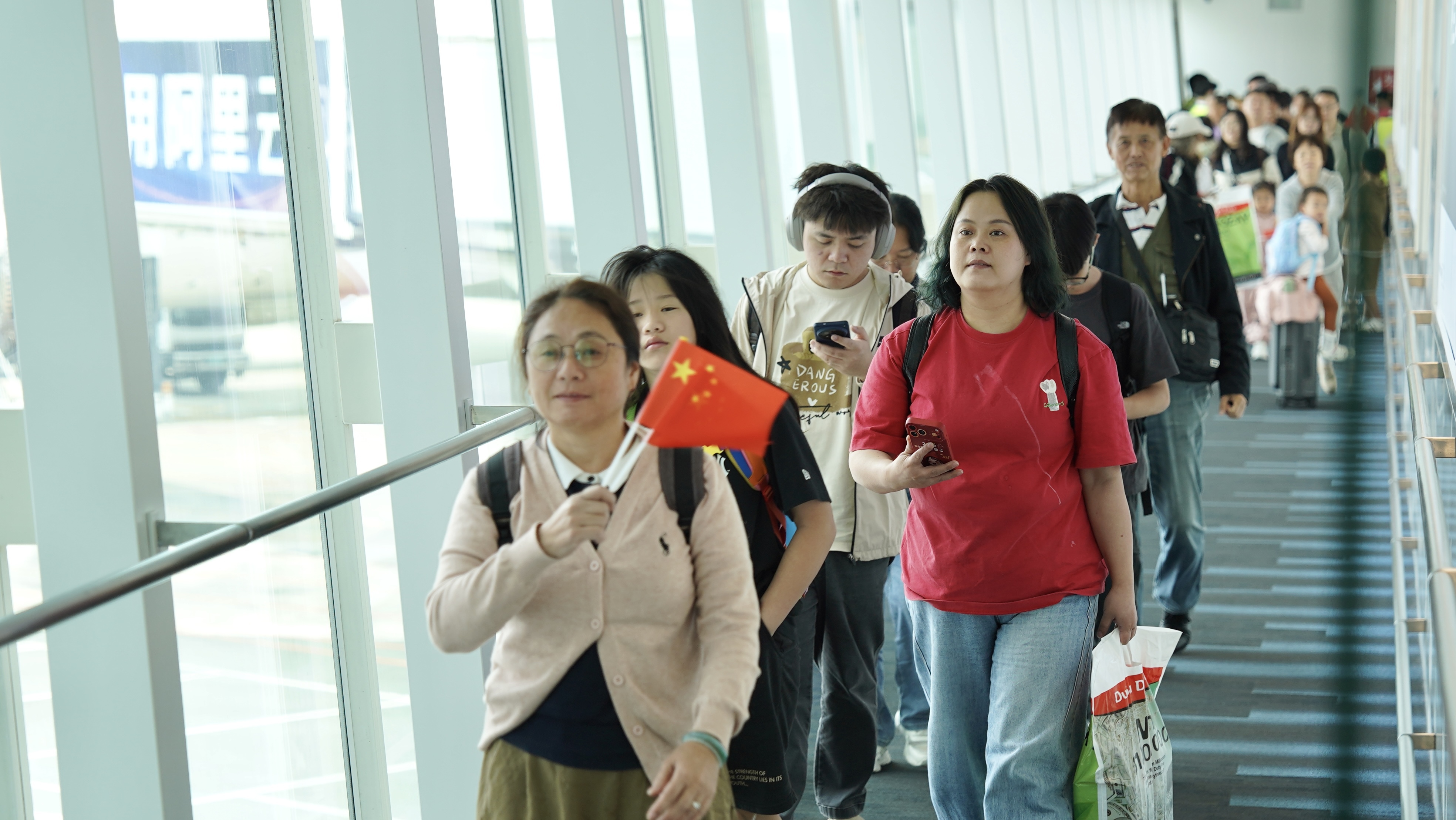 迪拜复航首批航班抵深