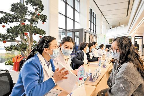 3月4日上午，河北医科大学第一医院健康管理中心在门诊大厅举行多学科联合义诊活动。本报记者 史晟全摄