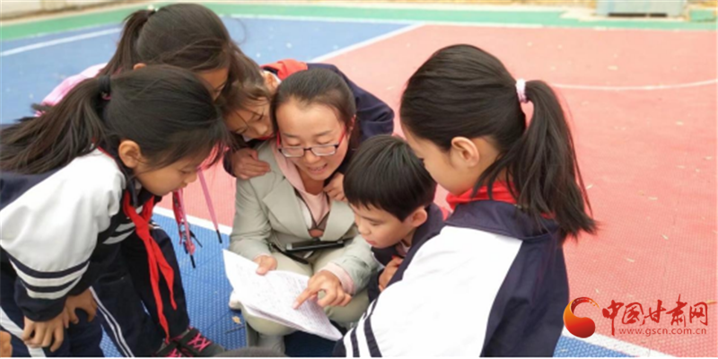 陈福颖为同学们辅导功课