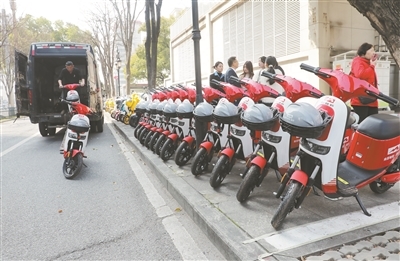 整齐摆放的共享电单车
