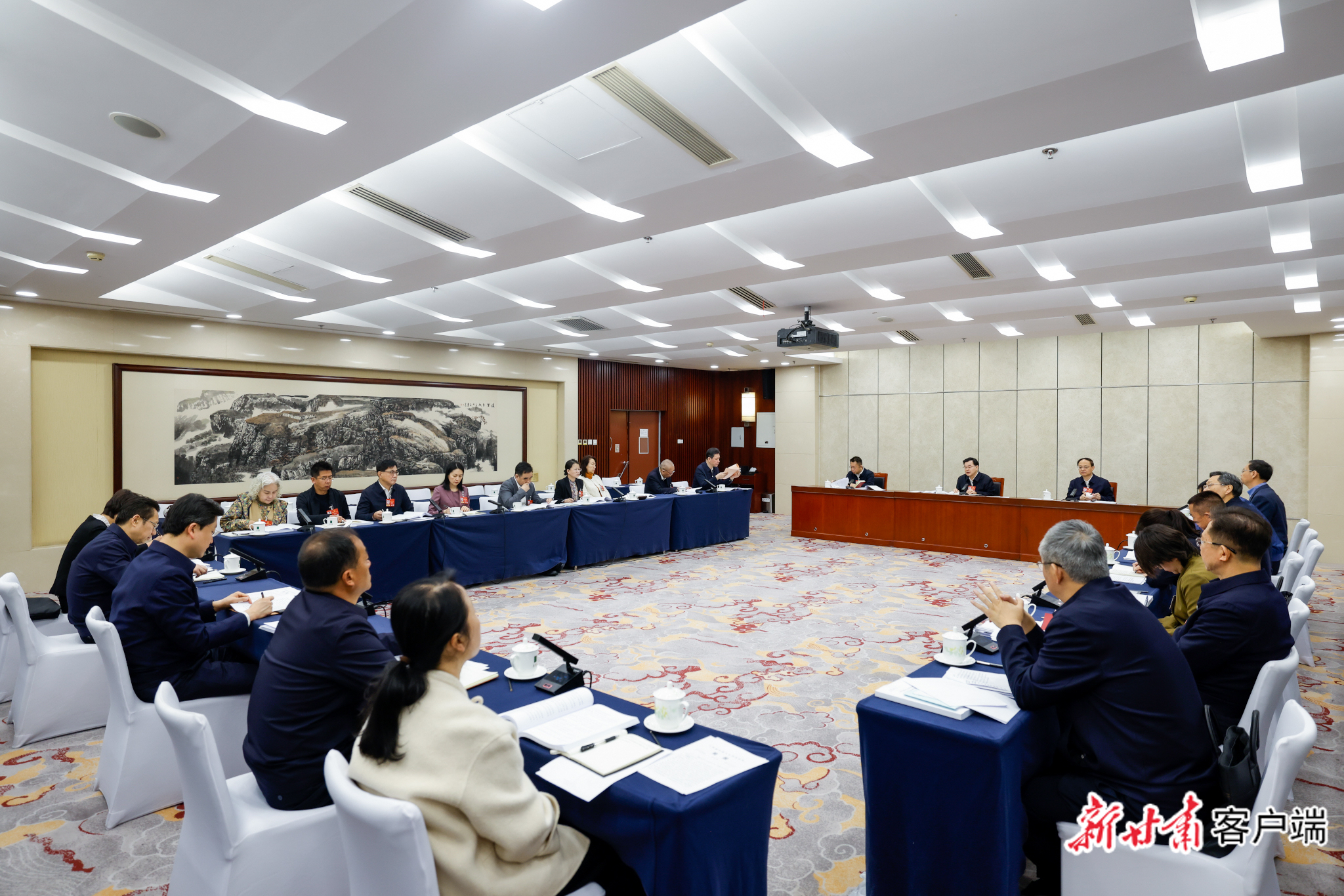 3月8日下午，十四届全国人大四次会议甘肃代表团在驻地举行小组会议，审议民族团结进步促进法草案、国家发展规划法草案。新甘肃&middot;甘肃日报记者　孟捷