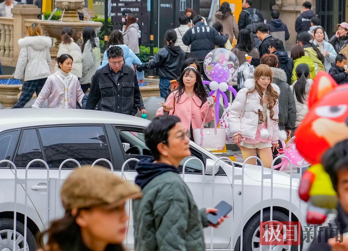 光谷步行街上，国际妇女节氛围浓厚