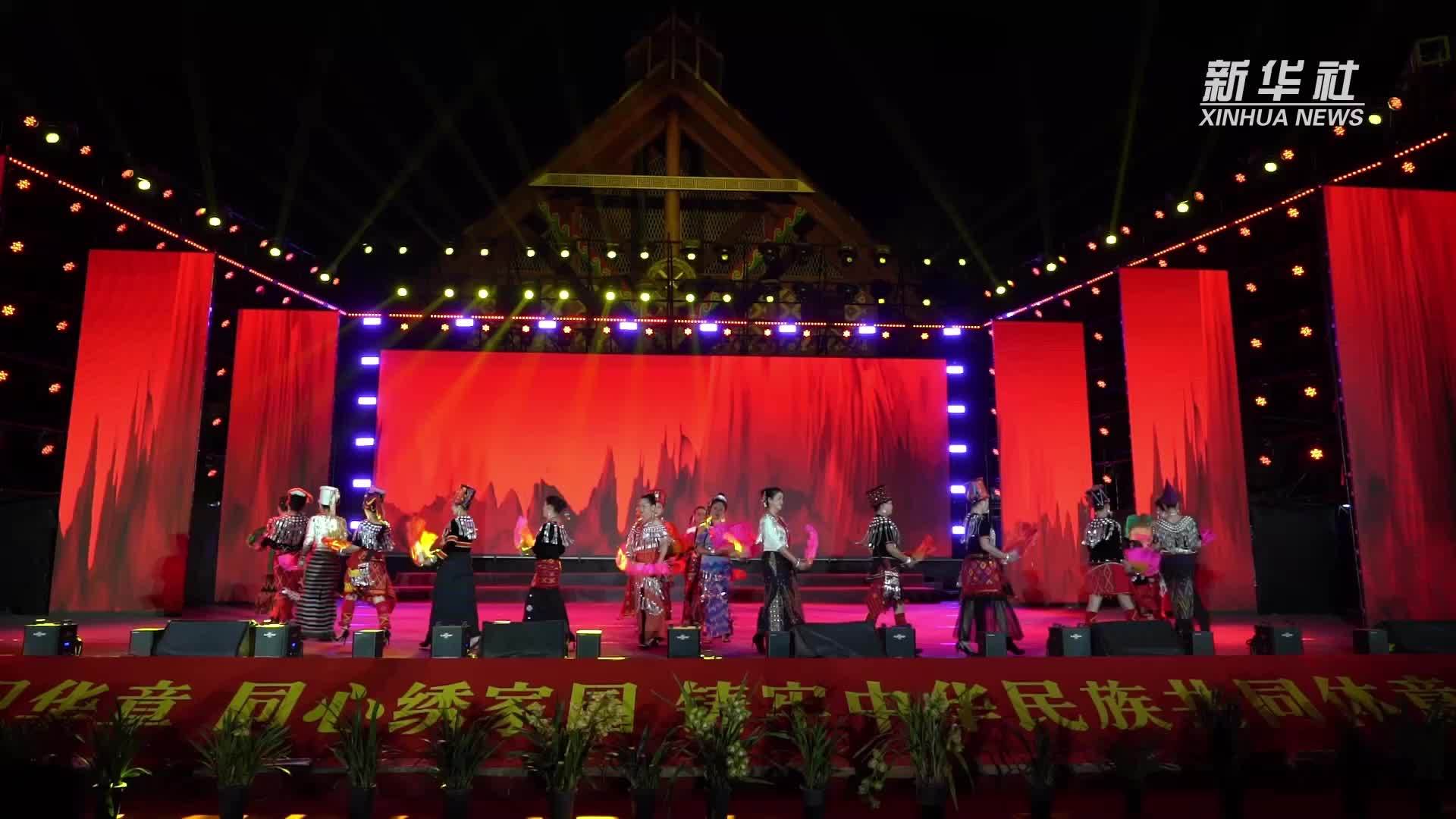 云南盈江举办景颇族织锦服饰大赛