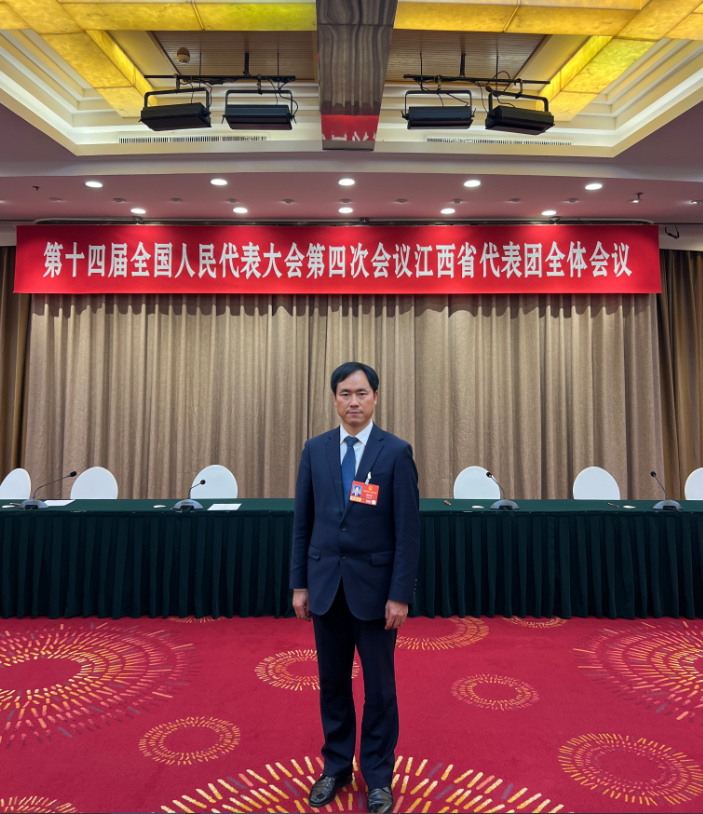 全国人大代表、江西省靖安县香田乡靖窑陶瓷坊创始人伍映方