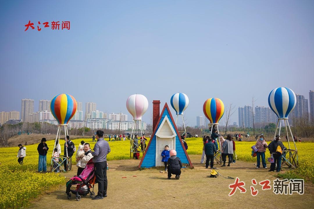 市民游客在马兰圩湿地公园内踏春赏花