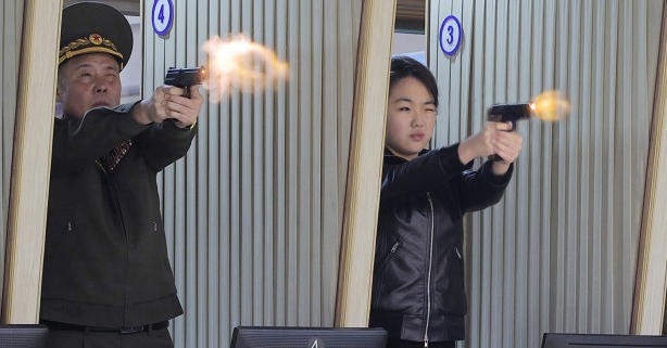 金正恩携女儿视察军工厂,试射手枪