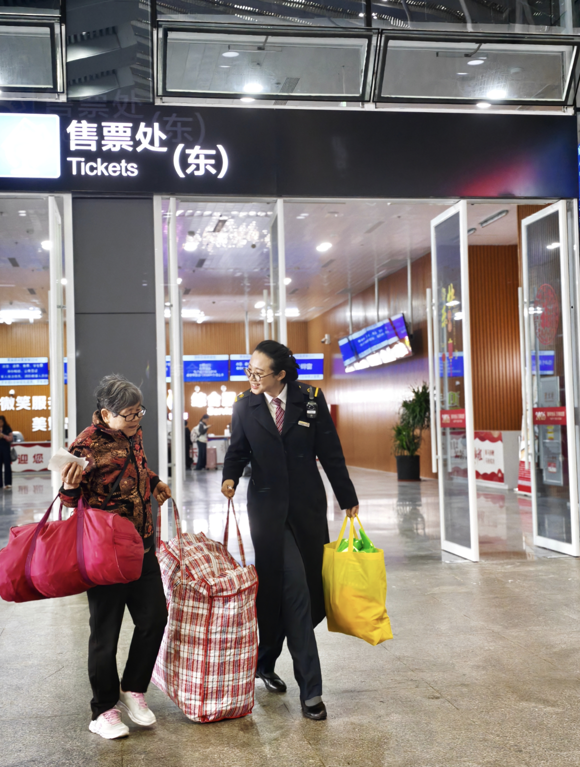 旅客三次竖起大拇指