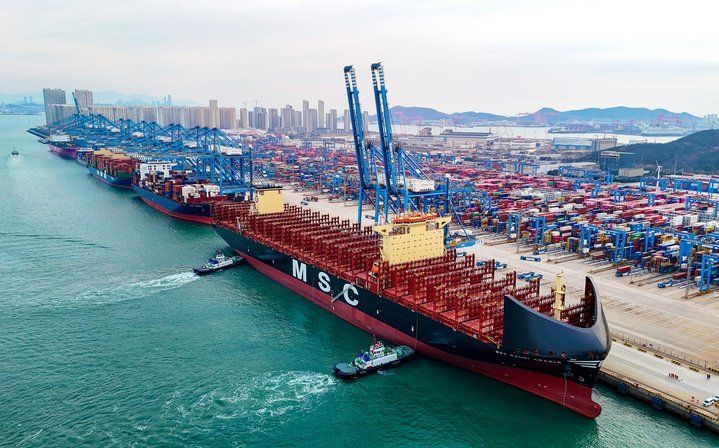 2026年1月1日，我国首套真空式自动系泊系统在山东港口青岛港全自动化集装箱码头正式投用。当日，“地中海沙特阿拉伯”轮通过真空式自动系泊系统停靠青岛港码头。新华社发