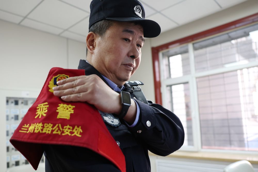3月11日，兰州铁路公安处乘警支队民警段文革在最后一次值乘前佩戴值乘袖标。新华社记者　陈斌　摄