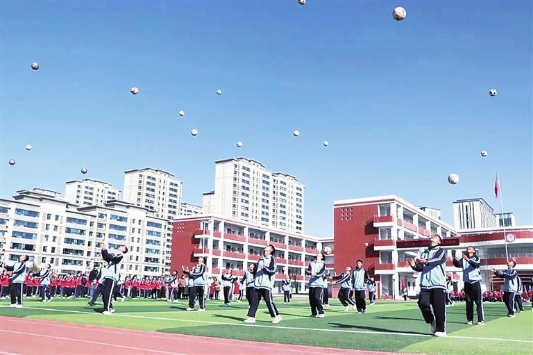 兰州新区瑞岭名郡学校（南校区）的孩子们在上体育课