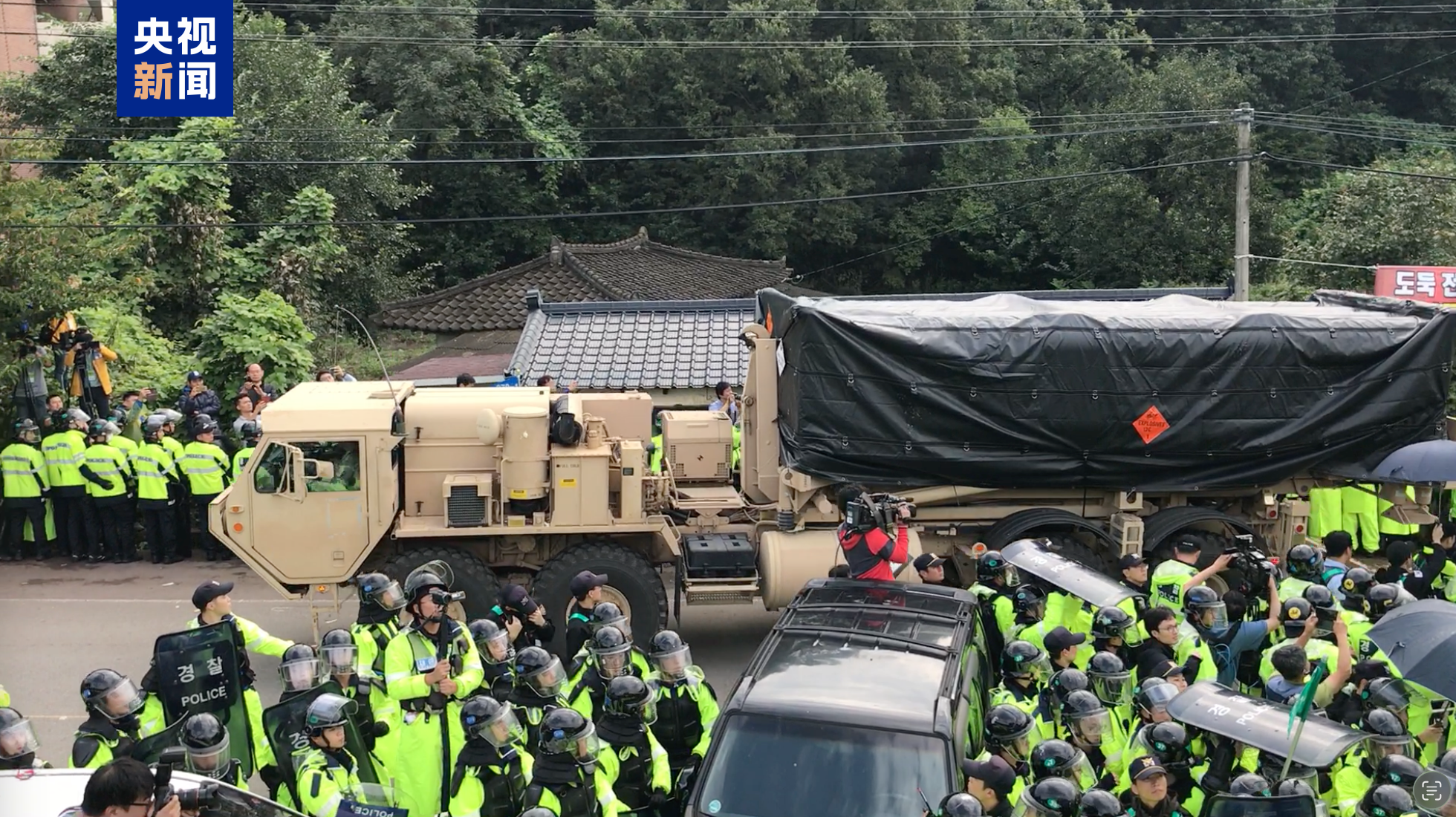 △2017年9月,“萨德”反导系统运抵韩国部署时,当地民众激烈反对,同警方发生冲突。