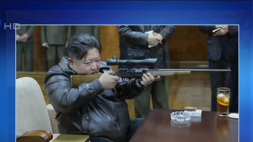 金正恩携女儿视察重要军工厂，体验手枪射击丨现场画面
