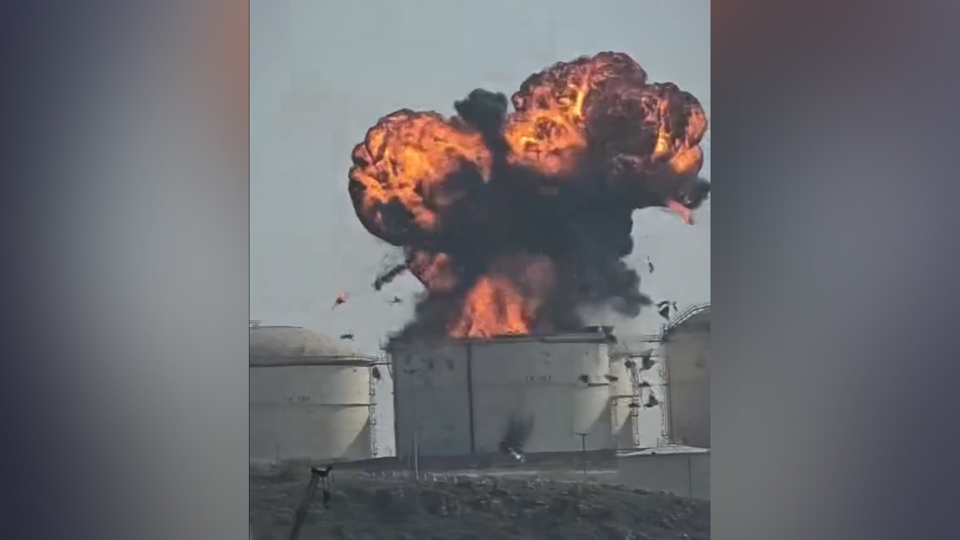 美军舰后勤补给港口被炸！阿曼塞拉莱港内的燃料储罐遭无人机袭击