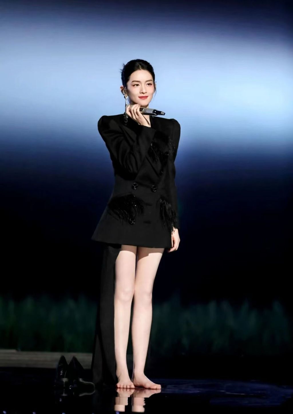 浪姐舞台上一首赤脚演唱的《野子》，令陈昊宇迅速出圈