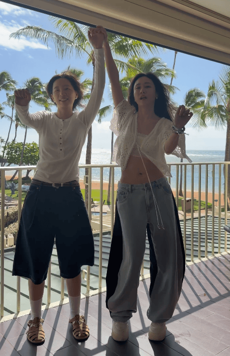 刘芸穿搭清凉，大方秀曼妙身姿。