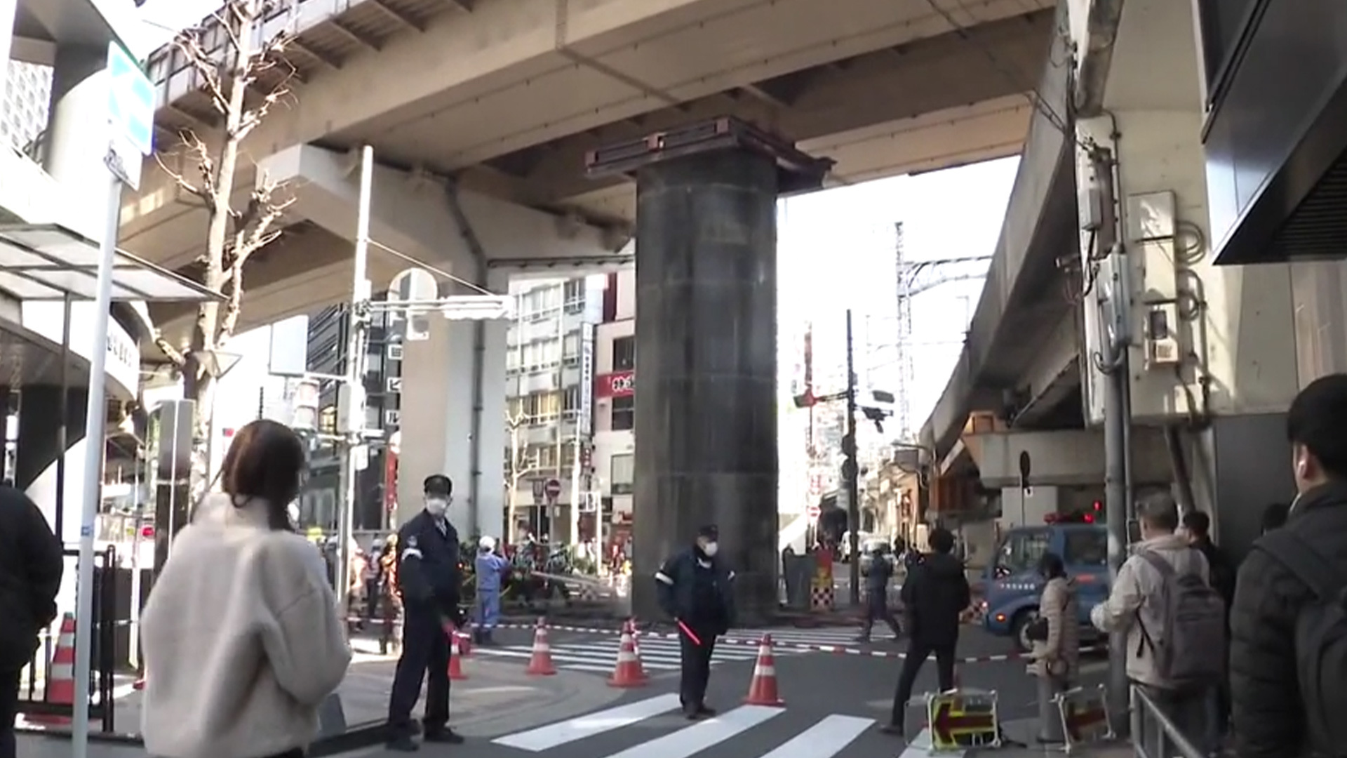 离奇！日本大阪一地下管道冲出地面18米：巨响后直冲高架桥，挡在路中