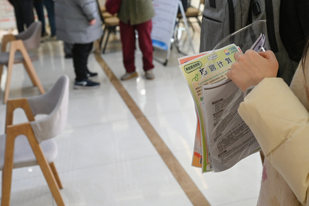 2026年3月7日,一位应聘者正在整理简历。澎湃新闻记者 吴栋 图