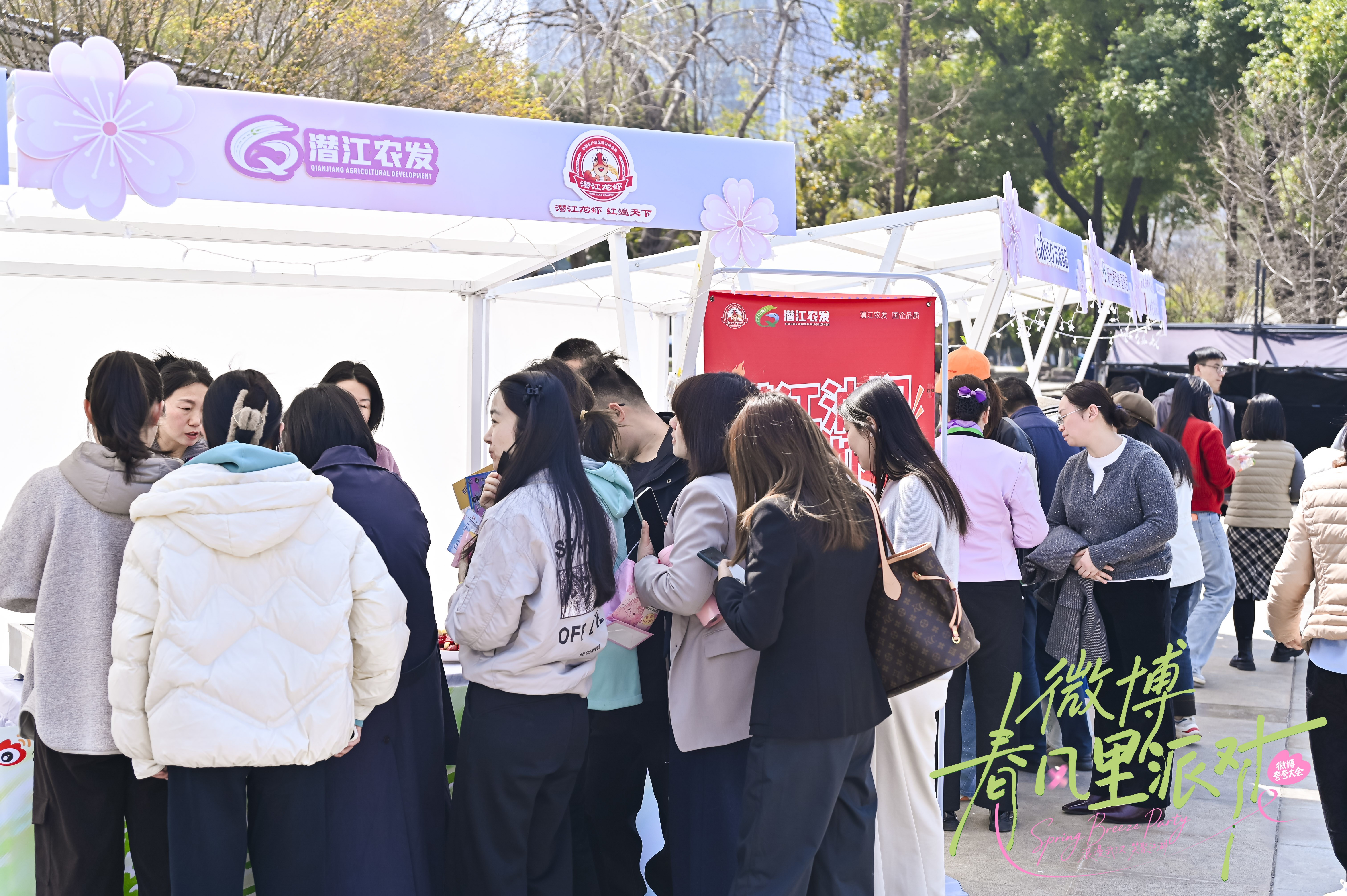 一口沦陷！潜江龙虾闪现武汉赏花季，春天的快乐回来了！