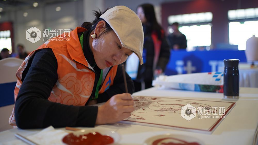 图为陶瓷设计项目比赛现场。
