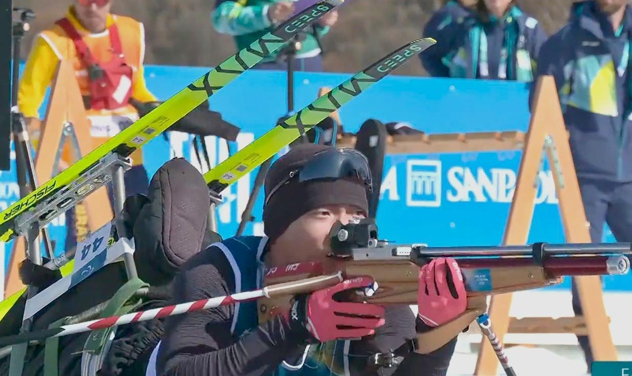 刘子旭在本届冬残奥会的赛场上稳定发挥，夺得了冬季两项男子7.5公里短距离（坐姿组）的铜牌