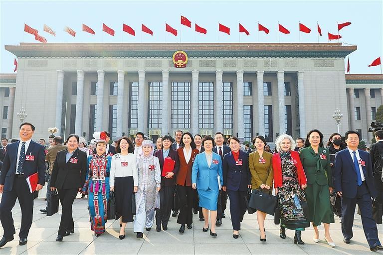 3月12日，十四届全国人大四次会议在北京人民大会堂闭幕。这是闭幕会后，在甘全国人大代表步履坚定走出会场。新甘肃&middot;甘肃日报记者　孟捷