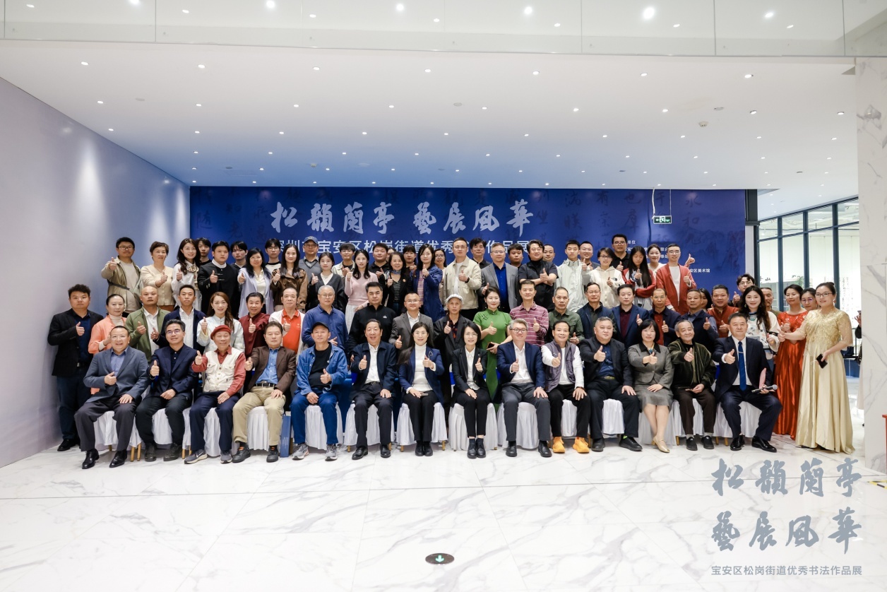 参加开幕式的领导、嘉宾及获奖代表合影