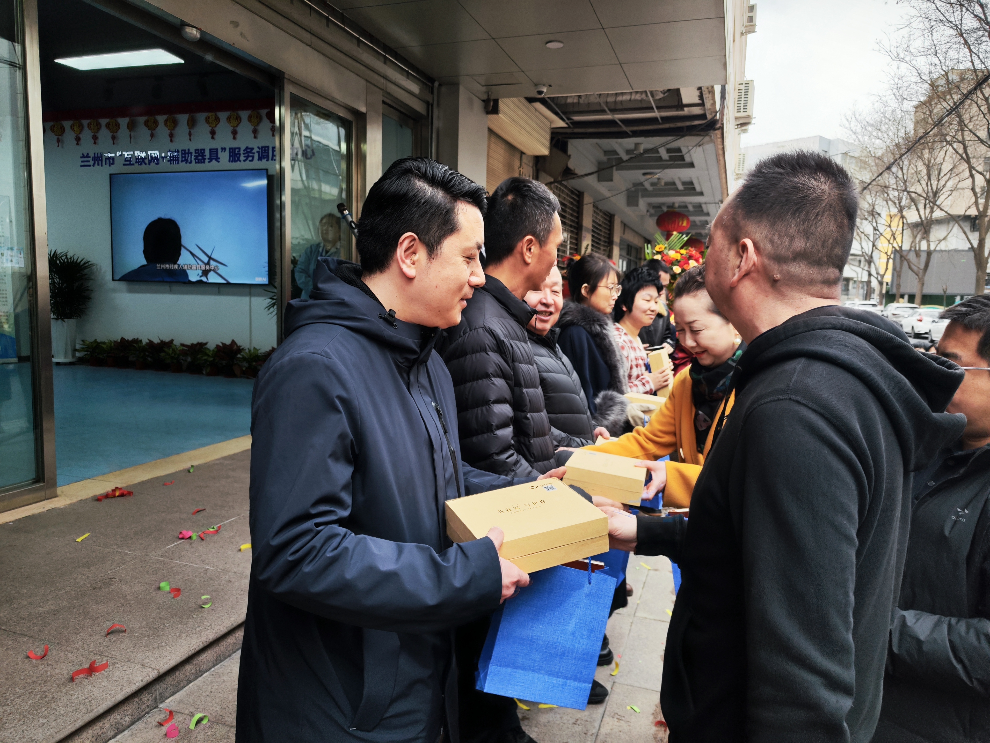 活动现场向残疾人代表捐赠辅助器具