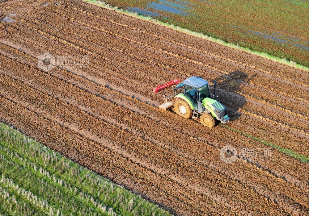 2026年3月10日，春耕生产农忙时节，江西省吉安市泰和县万合镇高樟村，农民驾驶拖拉机正在翻耕整地，准备春播春种。