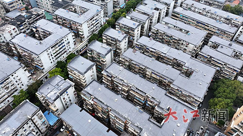 南昌市东湖区章江路社区屋顶改造后焕然一新(航拍图)。