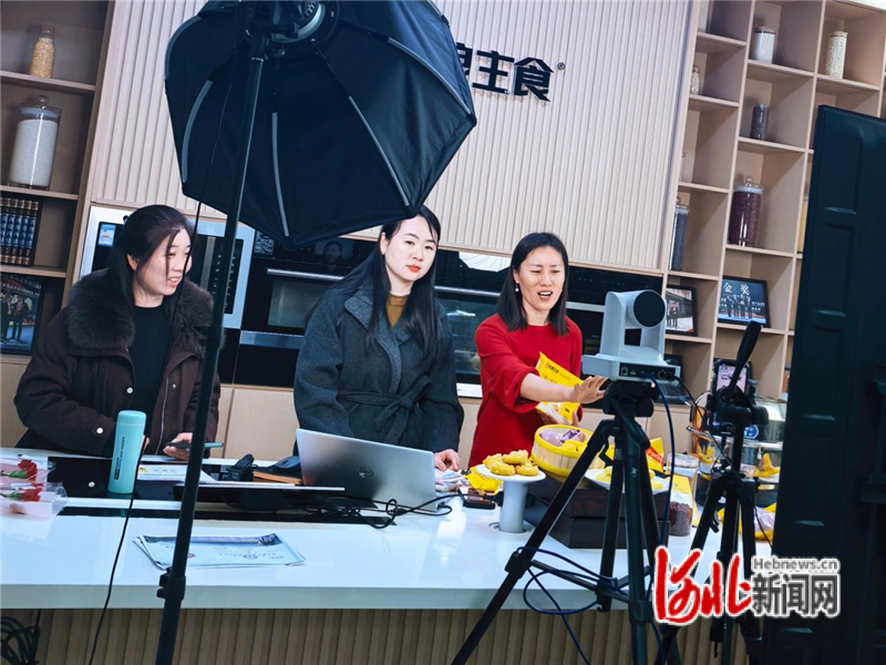 图为女主播线上推介青龙农产品。牛欢摄