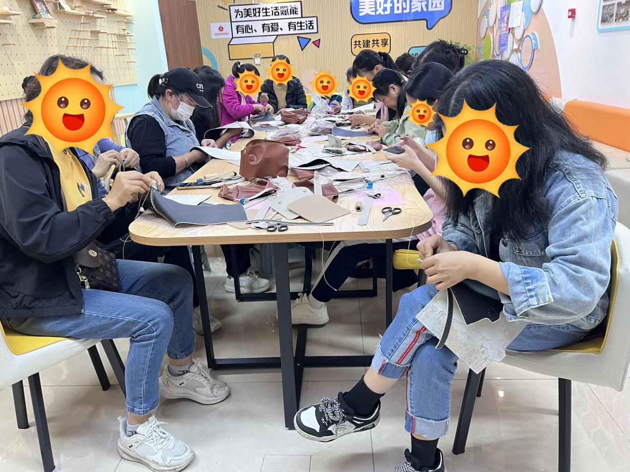 图四：参与者们正在聚精会神地制作宋锦包。