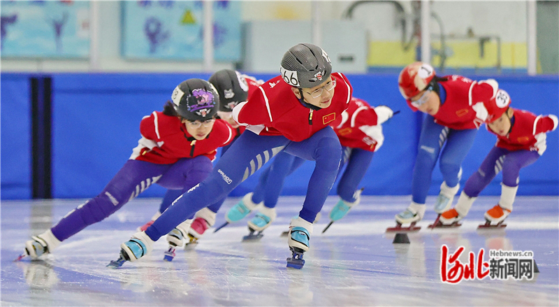 青少年在滑冰场进行滑冰训练。曹建雄摄