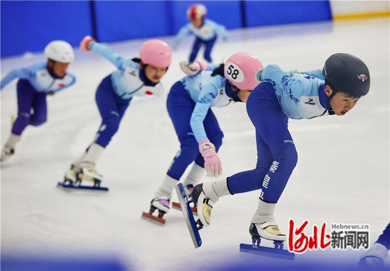 青少年在滑冰场进行滑冰训练。曹建雄摄