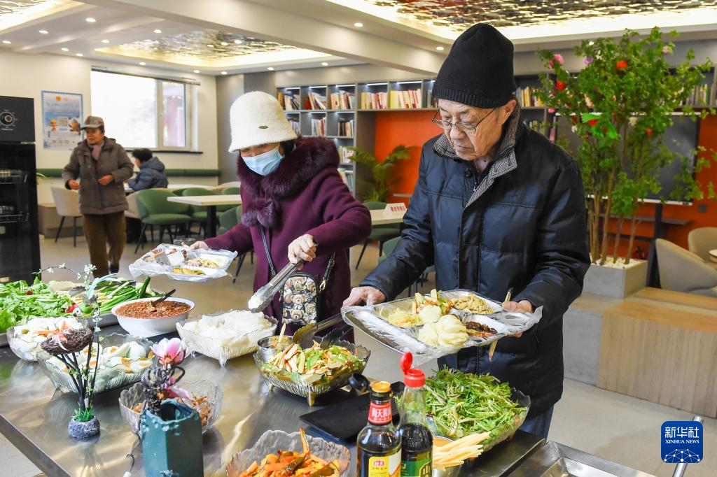 3月6日,老人在长春市朝阳区惠民社区幸福汇敬老餐厅自助取餐。
