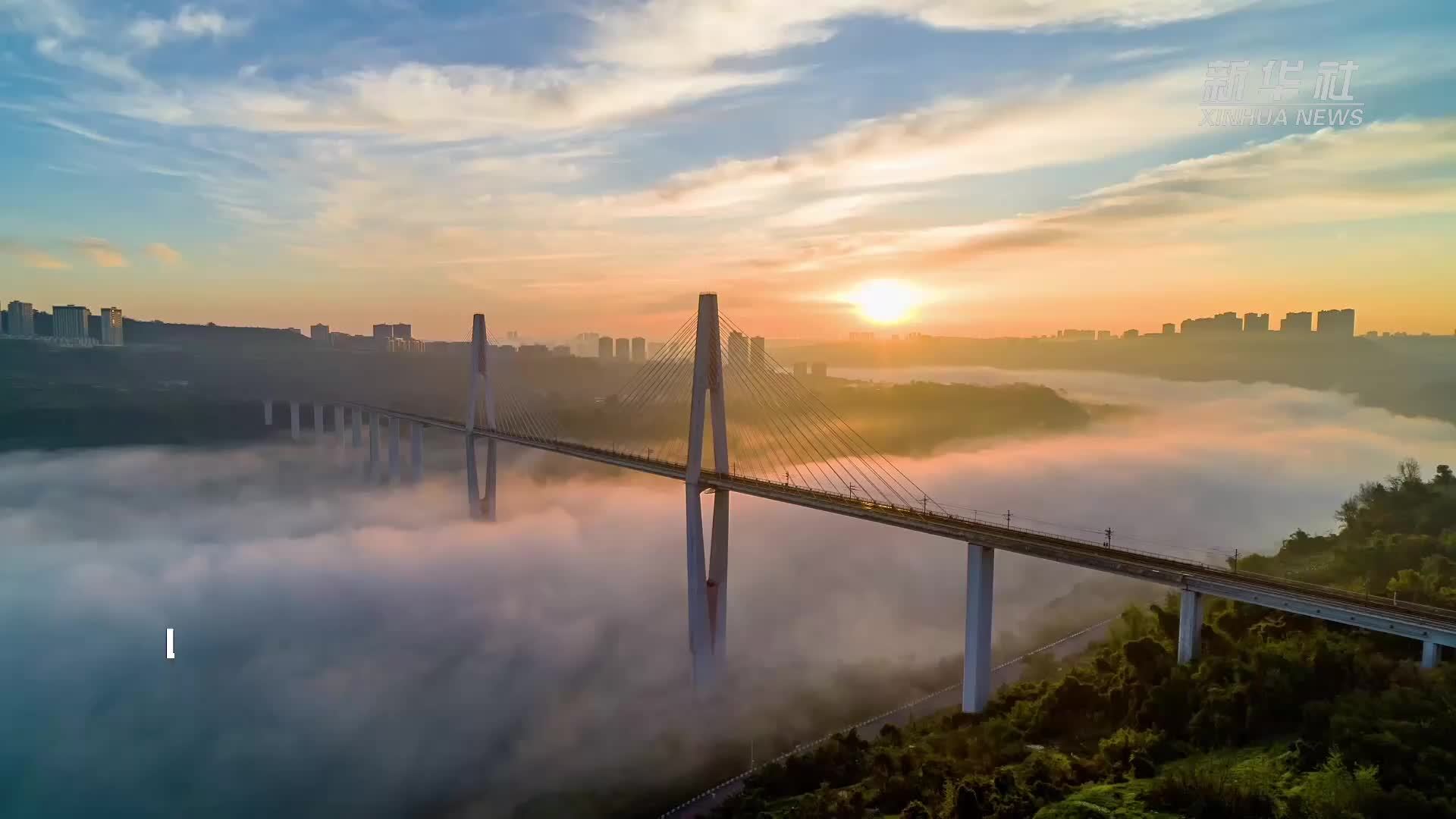 山城现“云海列车”景观