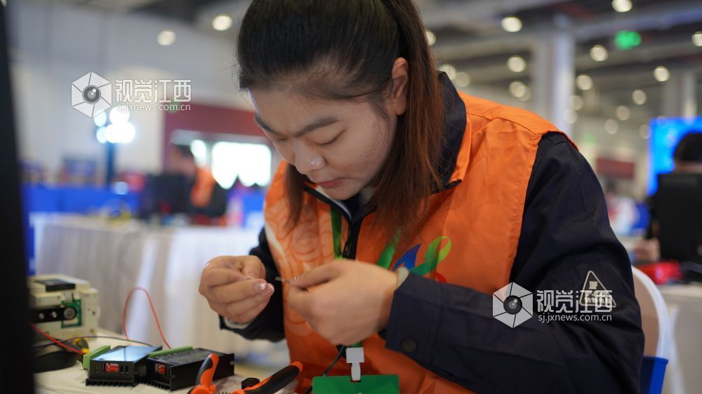 图为电工项目比赛现场。