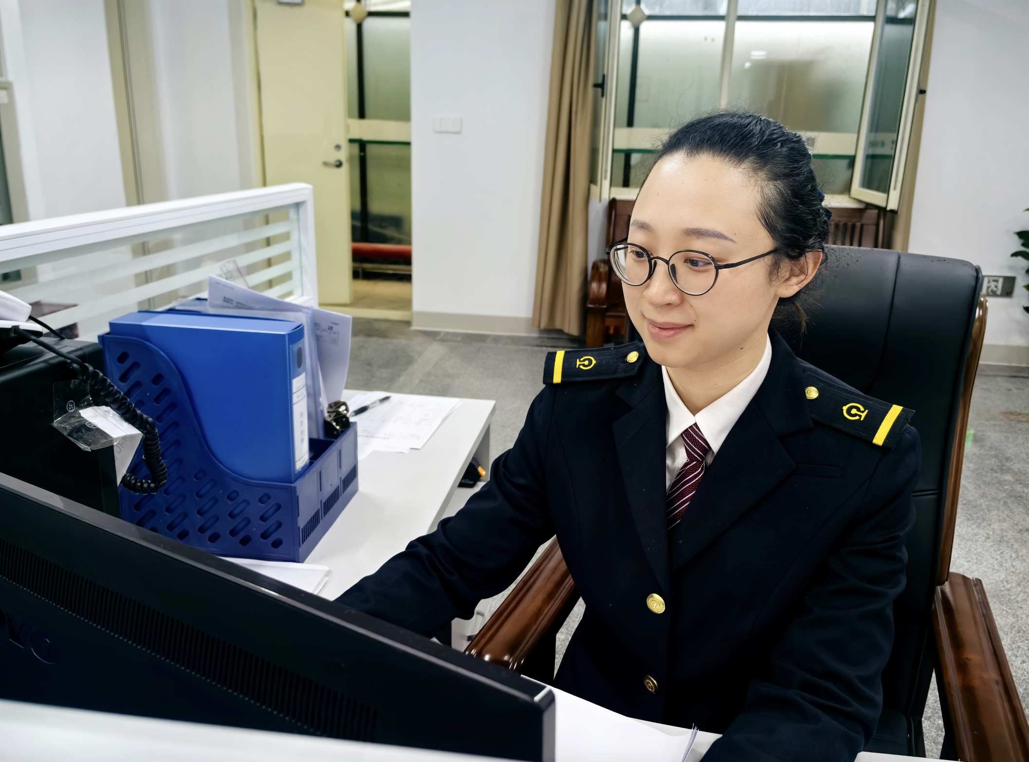 旅客三次竖起大拇指