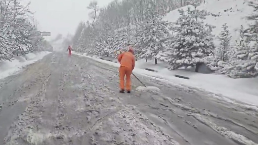 甘肃灵台闻雪而动　全力护航出行安全与农业生产