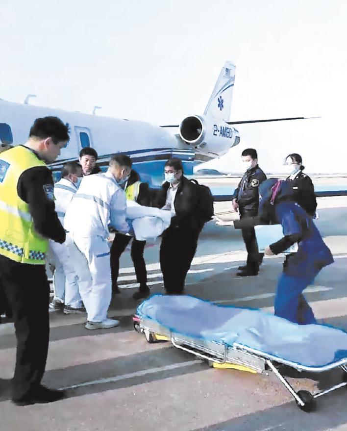 医疗包机安全降落天河机场 通讯员供图