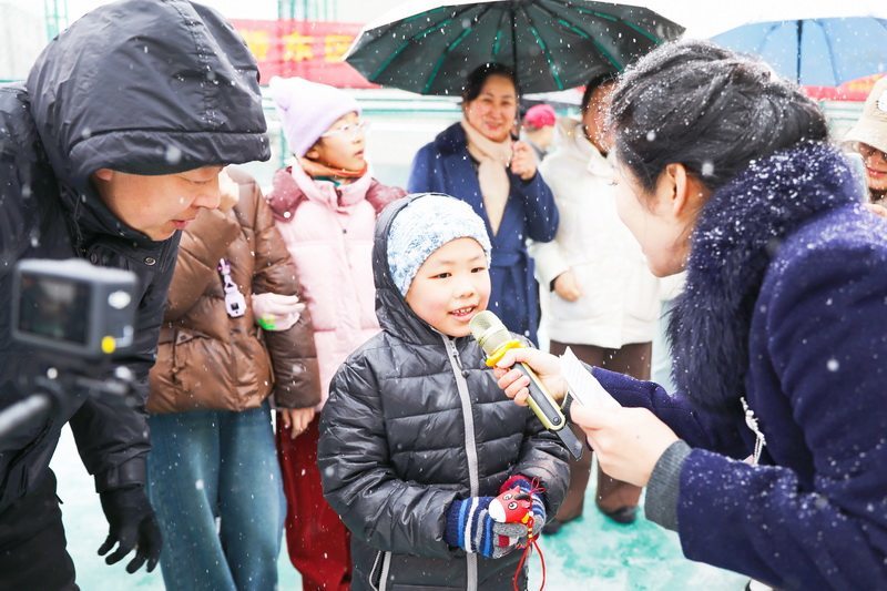 3月4日，观看惠民演出的社区居民参与现场互动。