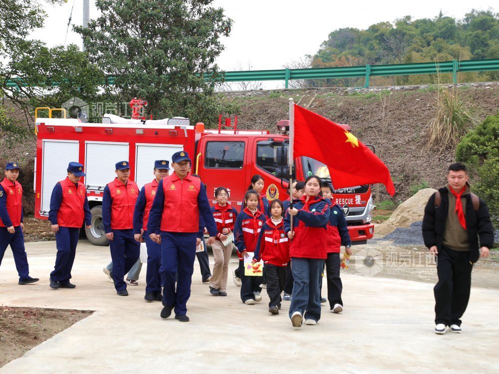江西分宜：寻访身边榜样 传承雷锋精神（图）