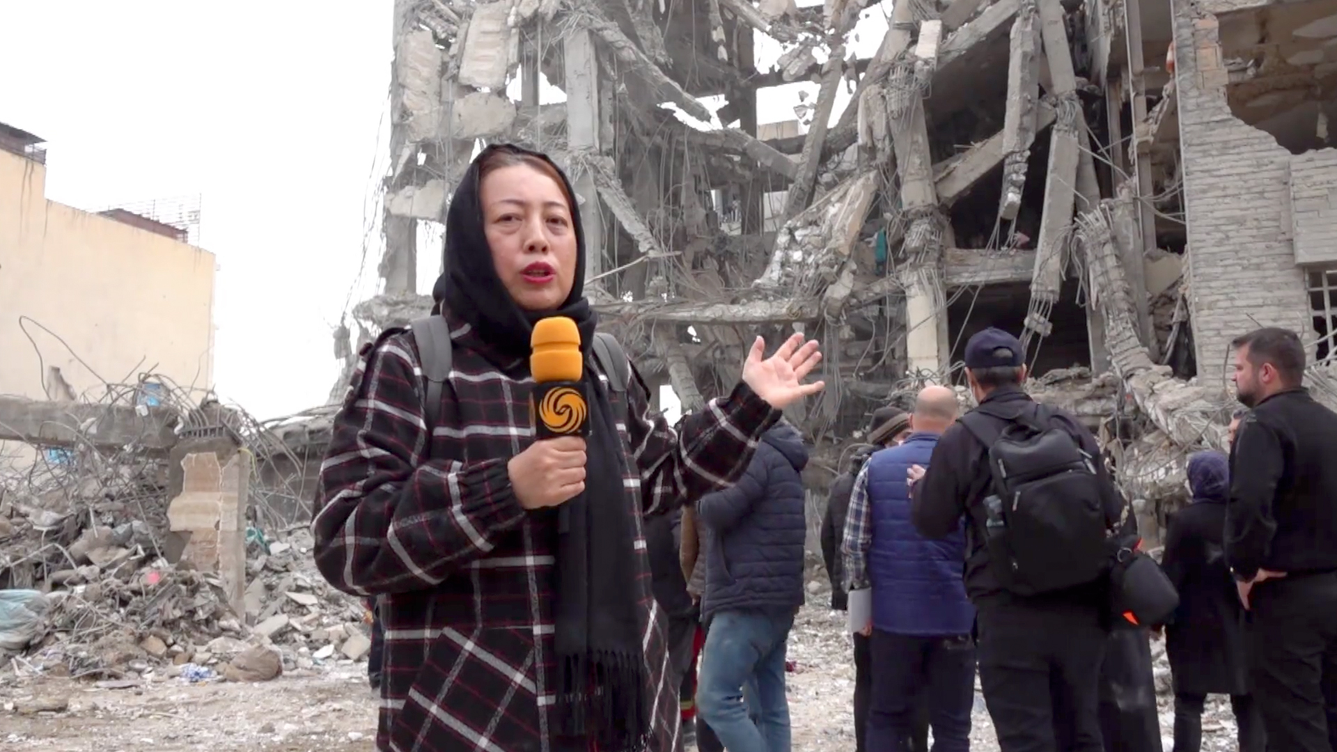 凤凰记者直击｜德黑兰居民区遭4枚导弹袭击！整条街被炸成废墟 民众泪控美以针对平民