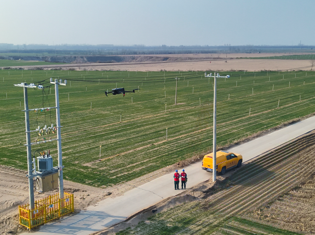 国网无极县供电公司员工开展无人机专项巡检，全力保障春灌用电安全无忧。（仝云涛 摄）