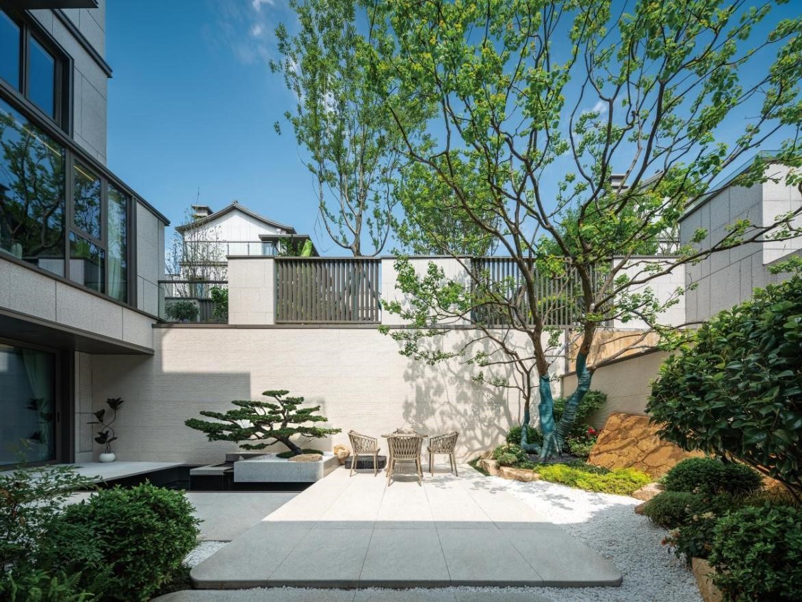 (双首层概念营造全明的下沉空间,院落实景)