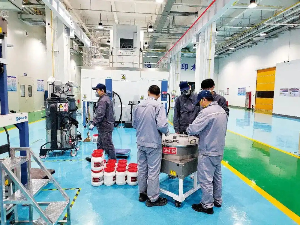 济钢四新公司技术人员正在用3D打印技术,制造空天信息领域的零部件。图片来源:中国新闻周刊