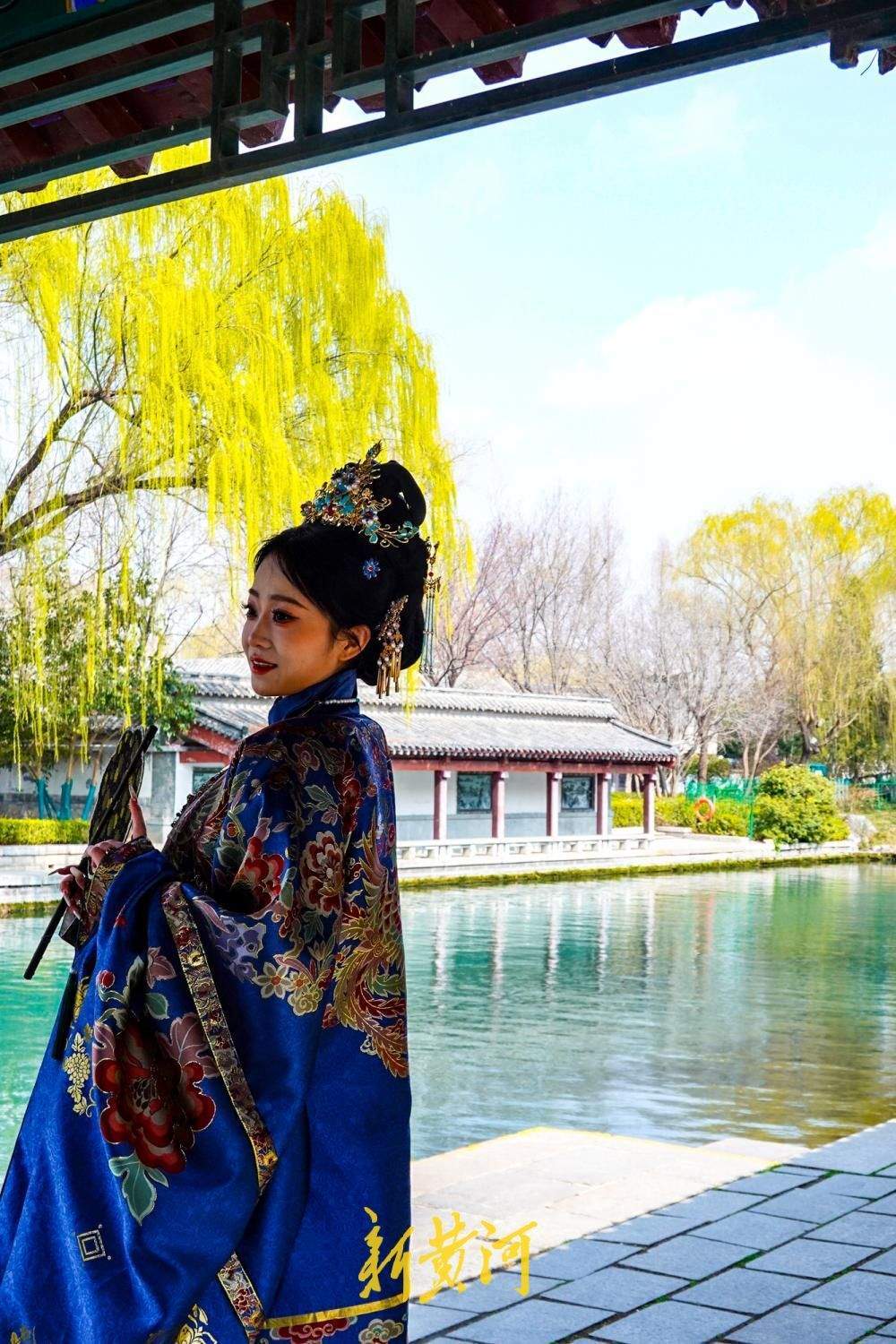 一年四季 泉在济南丨大明湖柳绿天蓝春意浓，汉服少女打卡定格春日美景
