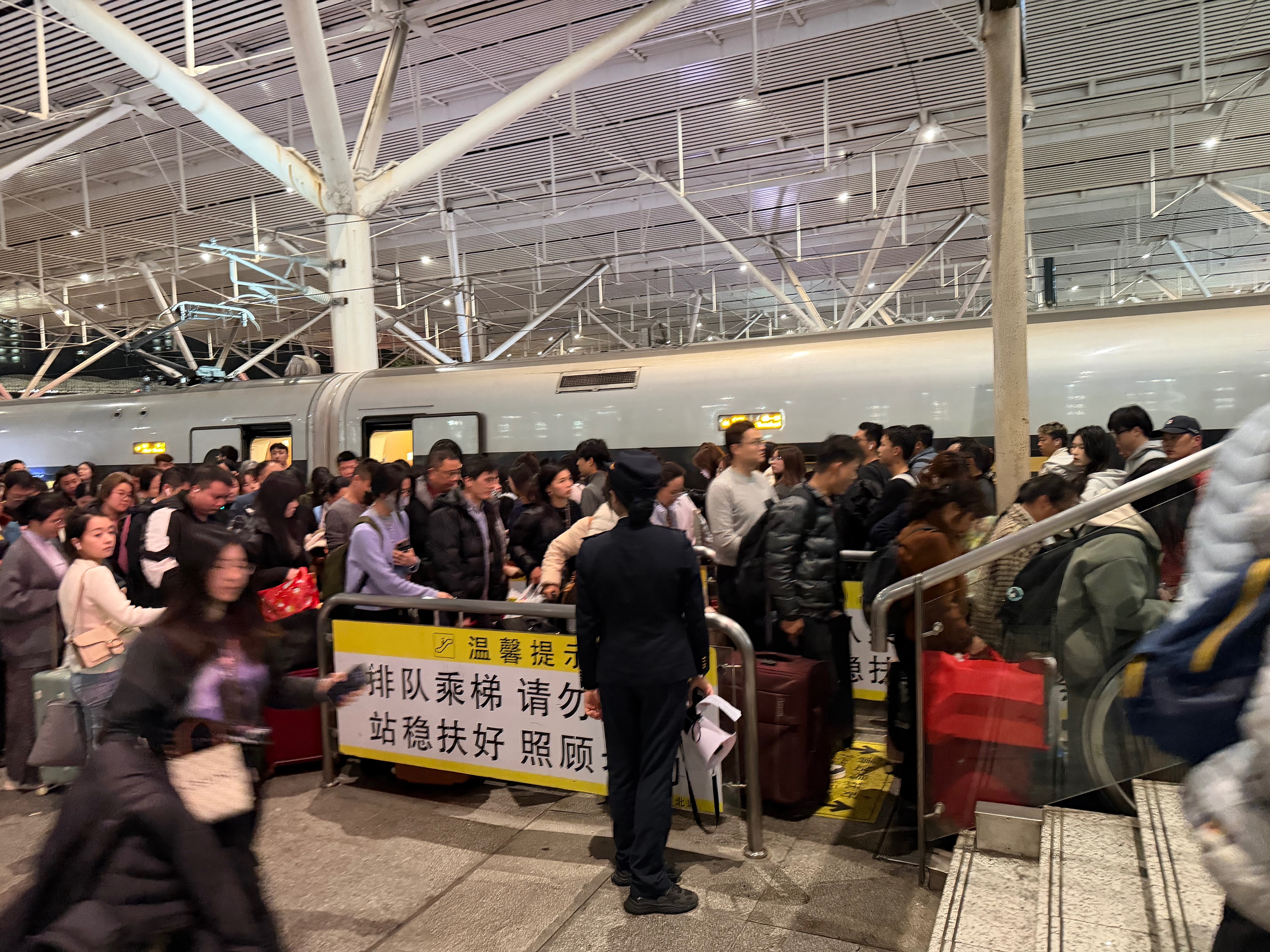 16个不眠夜 “多”送百万旅客返乡返岗